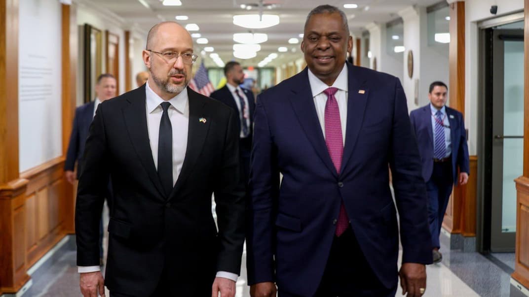 Премьер-министр Украины Денис Шмыгаль (слева) с министром обороны Соединенных Штатов Ллойдом Остином, 12 апреля 2023 года