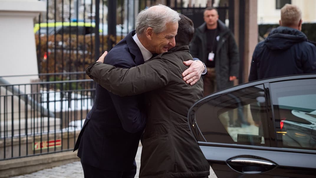 Прем'єр-міністр Норвегії Йонас Гар Стьоре зустрічає президента України Володимира Зеленського, Осло, 13 грудня 2023 року
