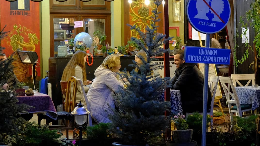 Кафе с открытой летней площадкой на Кафедральной площади во Львове, 14 ноября 2020 года