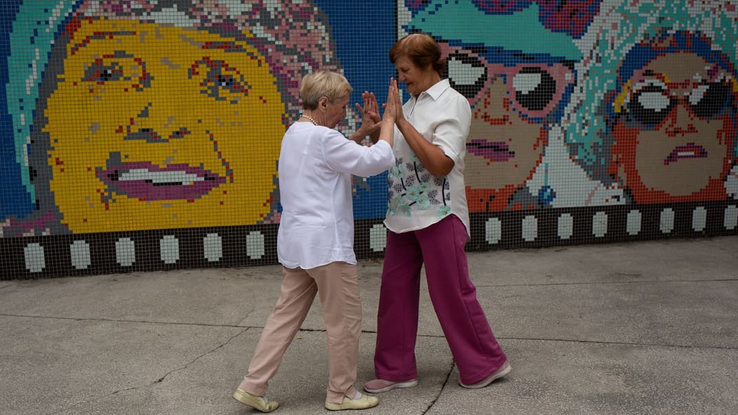 Урок агрентинського танго в хабі для пенсіонерів «КіноСад Життєлюб», Гідропарк, Київ, 7 липня 2019 року