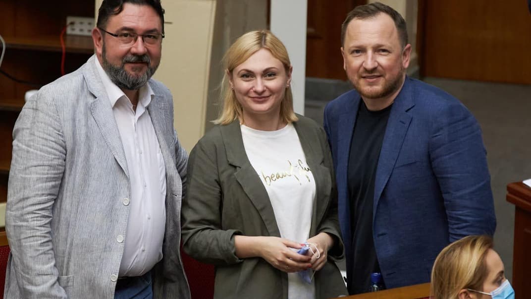 Народные депутаты Никита Потураев (слева), Евгения Кравчук (в центре) и Павел Сушко