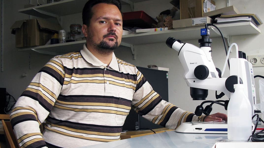 Кандидат зоологічних наук Ігор Балашов позує для фото у лабораторії.