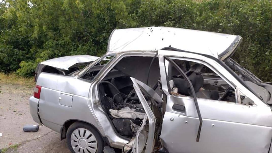 Автомобиль, в который попал российский дрон-камикадзе в Херсонской области, 17 июня 2024 года