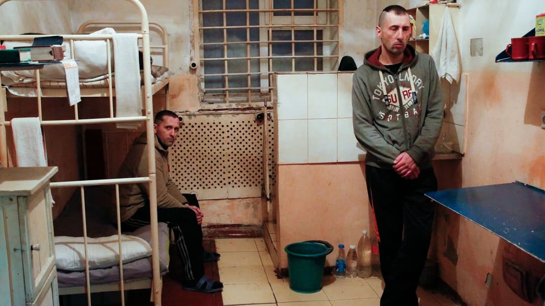 Двоє українських військовополонених у своїй камері у в'язниці N97 у Макіївці Донецької області, Україна, 28 листопада 2017 року.