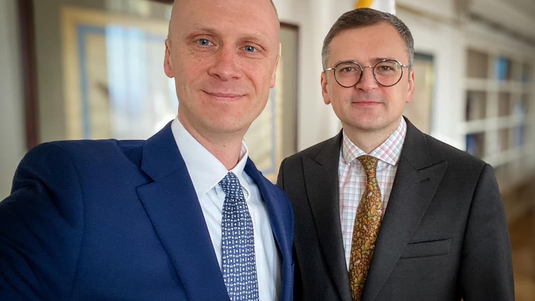 Олег Николенко (слева) с министром иностранных дел Дмитрием Кулебой