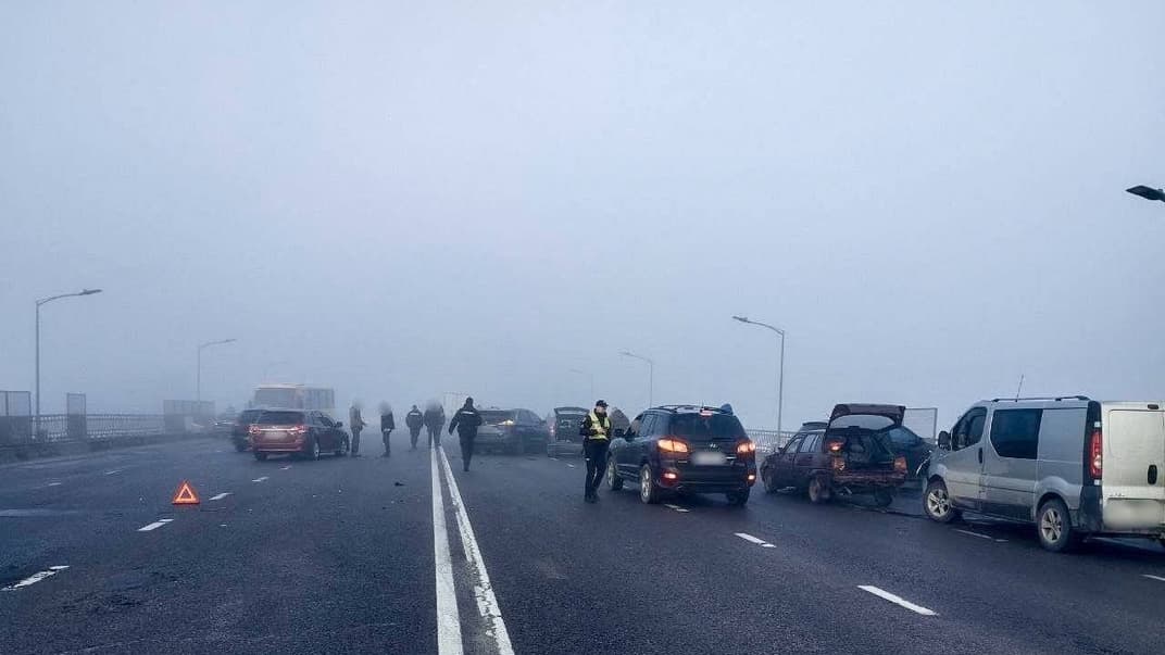 На Скниловском мосту во Львове произошла масштабная авария с участием более 20 машин