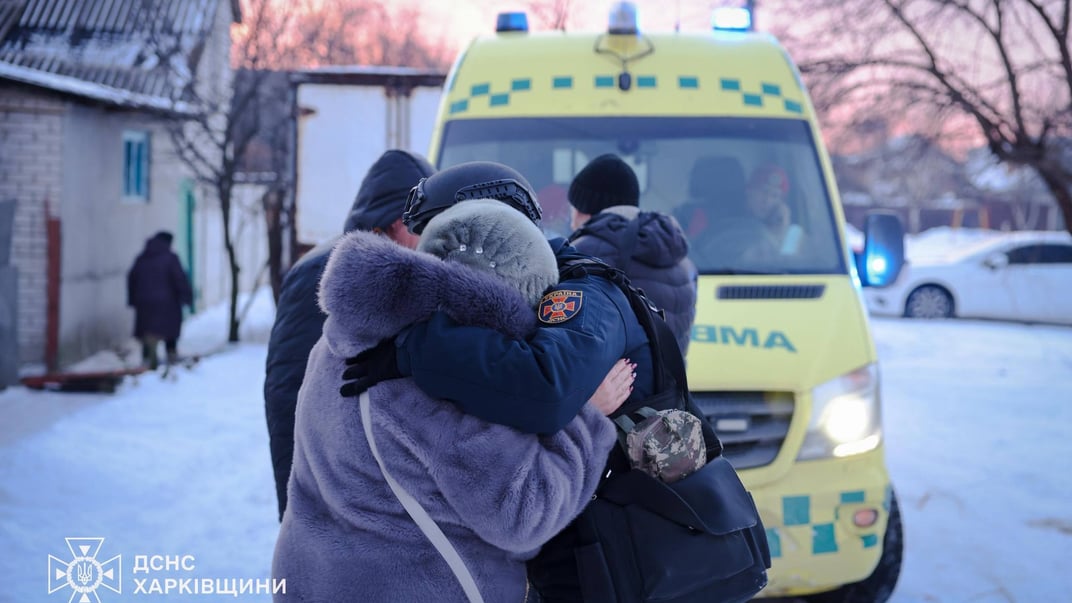 Психолог ДСНС заспокоює жінку після російського обстрілу у Харкові, 19 січня 2026 року