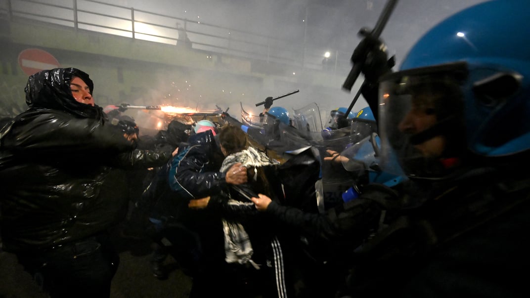 Демонстранти використовують феєрверки проти поліціянтів під час протесту проти екологічного, економічного та соціального впливу Зимових Олімпійських ігор 2026 року, Мілан, 7 лютого 2026 року