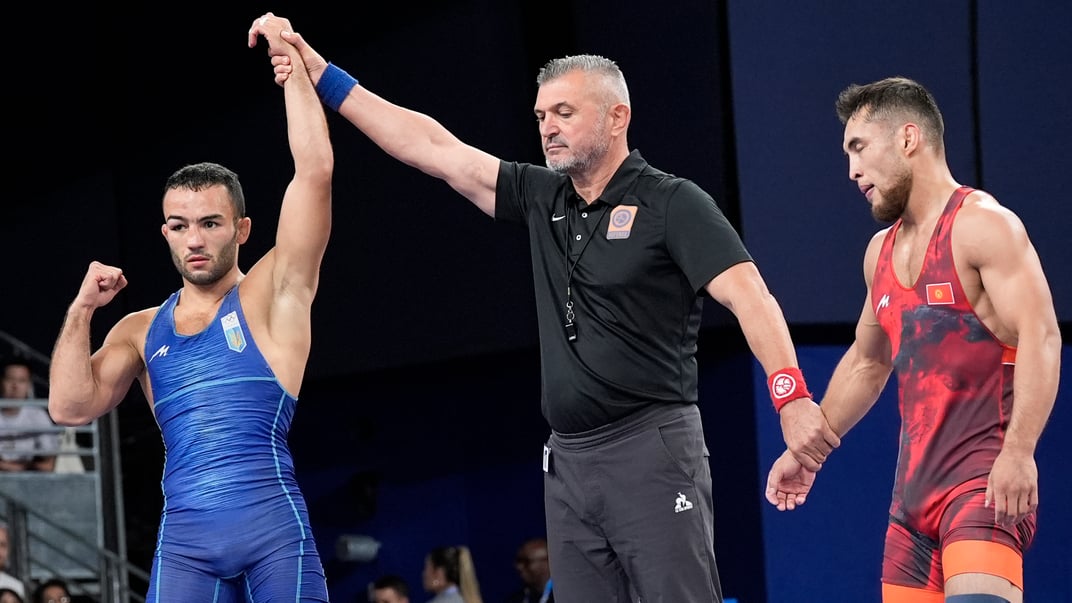 Украинский борец Парвиз Насибов празднует победу в четвертьфинальном поединке