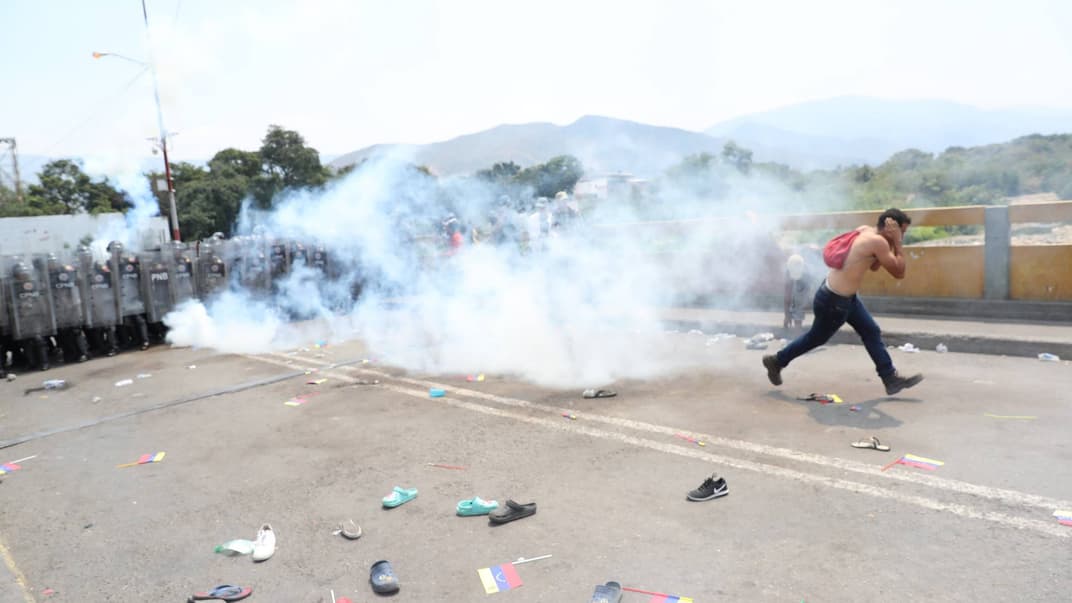 Венесуельські силовики застосували сльозогінний газ проти демонстрантів, які вимагають пропустити в країну гуманітарну допомогу з Колумбії, 23 лютого 2019 року