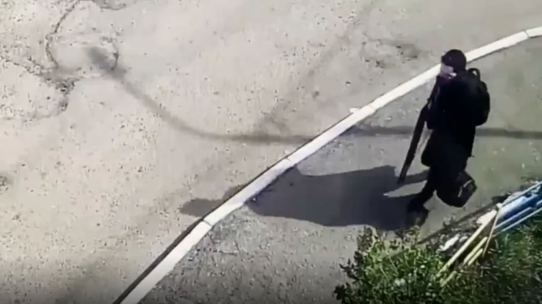 19-летний Ильназ Галявиев прошел по улице с дробовиком в руках до самой школы