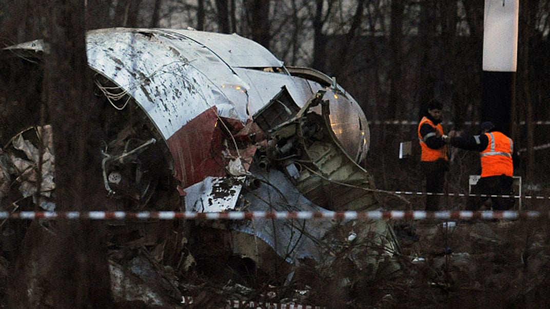 російські рятувальники оглядають уламки польського урядового літака, який розбився 10 квітня 2010 року біля аеропорту Смоленська