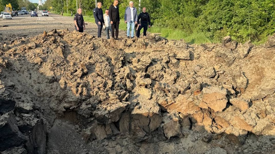 Воронка после удара баллистики по Харькову