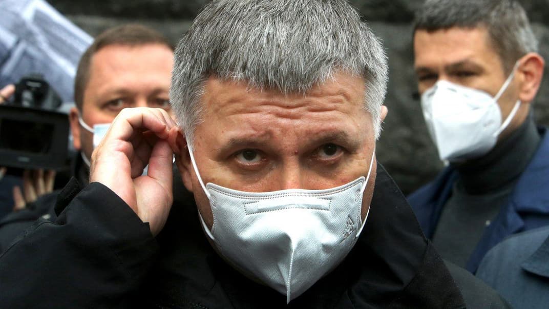 Министр внутренних дел Украины Арсен Аваков во время митинга обманутых инвесторов одного из банков в Киеве, 29 мая 2020 года