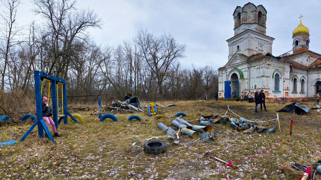 Детская площадка и остатки «Ураганов» во дворе разрушенной Вознесенской церкви начала ХХ века в Лукашовке, Черниговская область