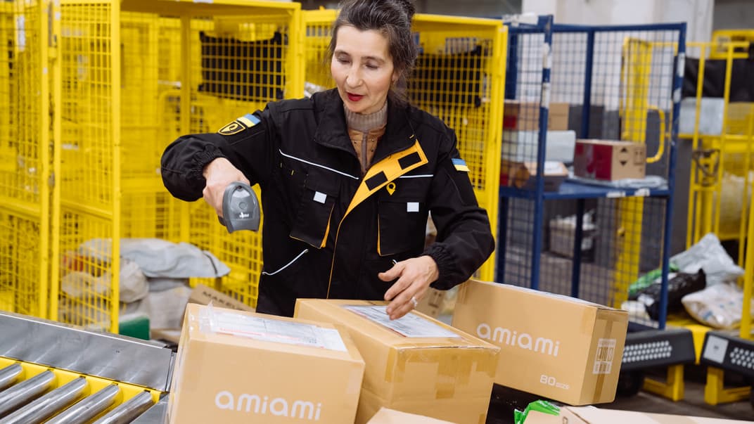 Ілюстративне фото. Працівниця «Укрпошти» сортує посилки