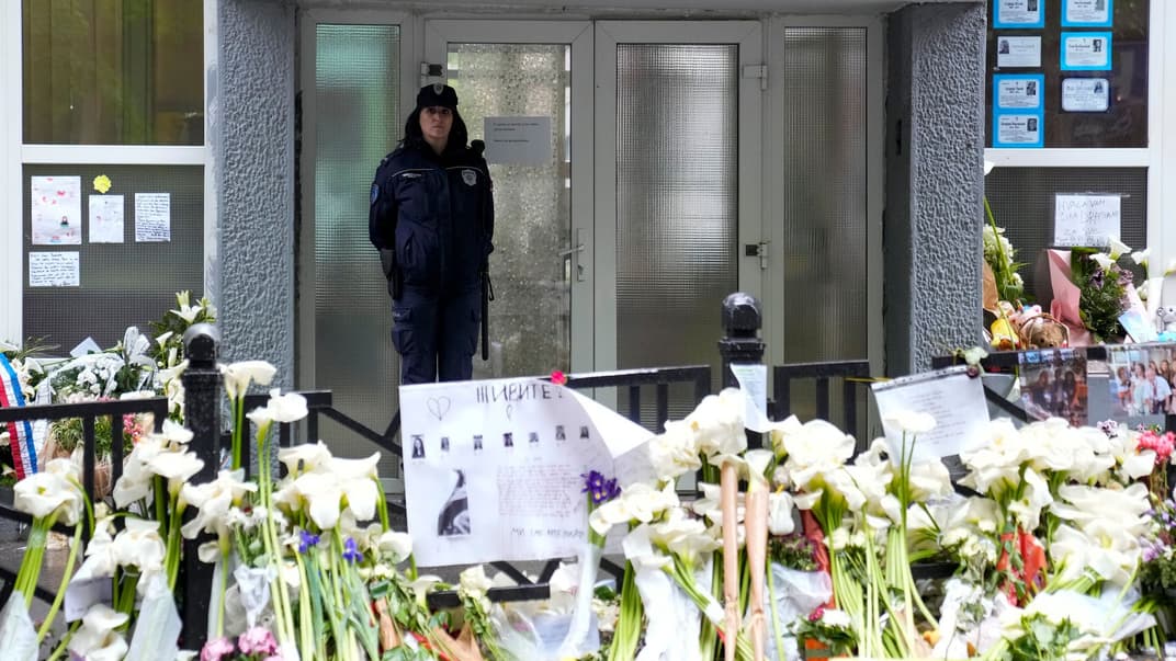 Поліцейська охороняє школу в Белграді, Сербія, 8 травня 2023 року