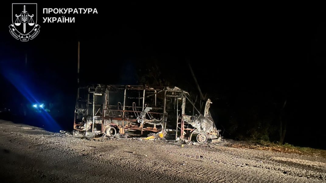 Уничтоженный в результате российского удара микроавтобус в Сумской области