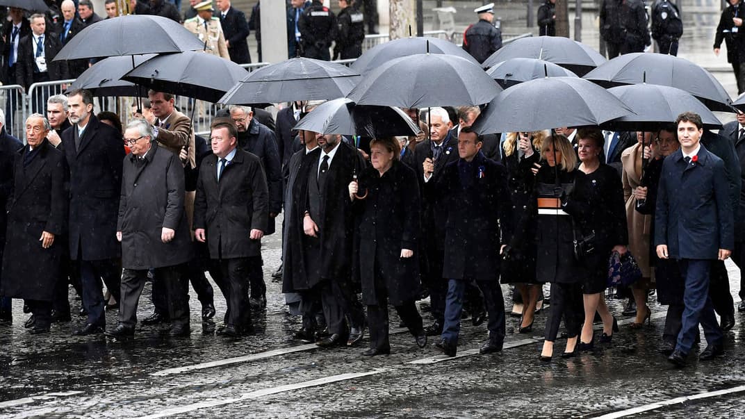 Світові лідери прямують до паризької Тріумфальної арки на церемонію вшанування пам'яті загиблих у Першій світовій війні, Париж, 11 листопада 2018 року. Глави держав і керівники великих всесвітніх організацій приїхали у Париж у столітню річницю підписання перемир’я у Комп’єнському лісі у вагоні потяга французького маршала Фоша 11 листопада 1918 року, яке зупинило першу наймасштабнішу війну