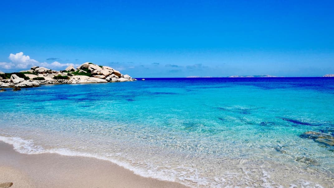 Сардинские пляжи известны своим белым песком. Годами местное население обвиняло туристов в их осквернении