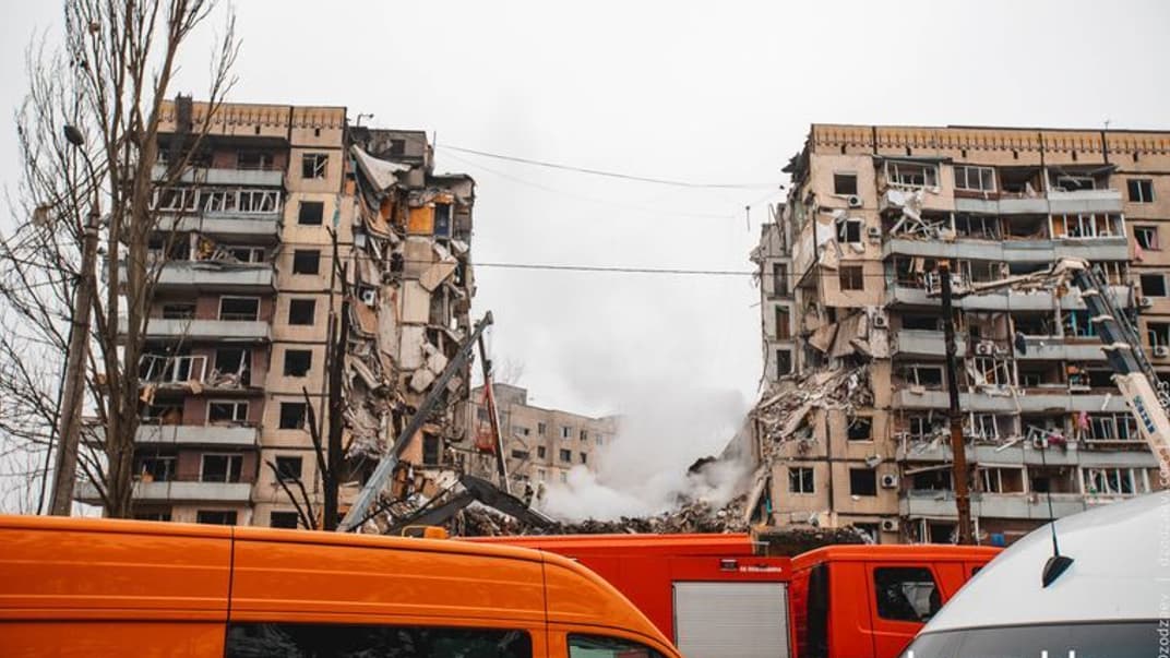 Место попадания российской ракеты в многоэтажку в Днепре, 15 января 2023 года