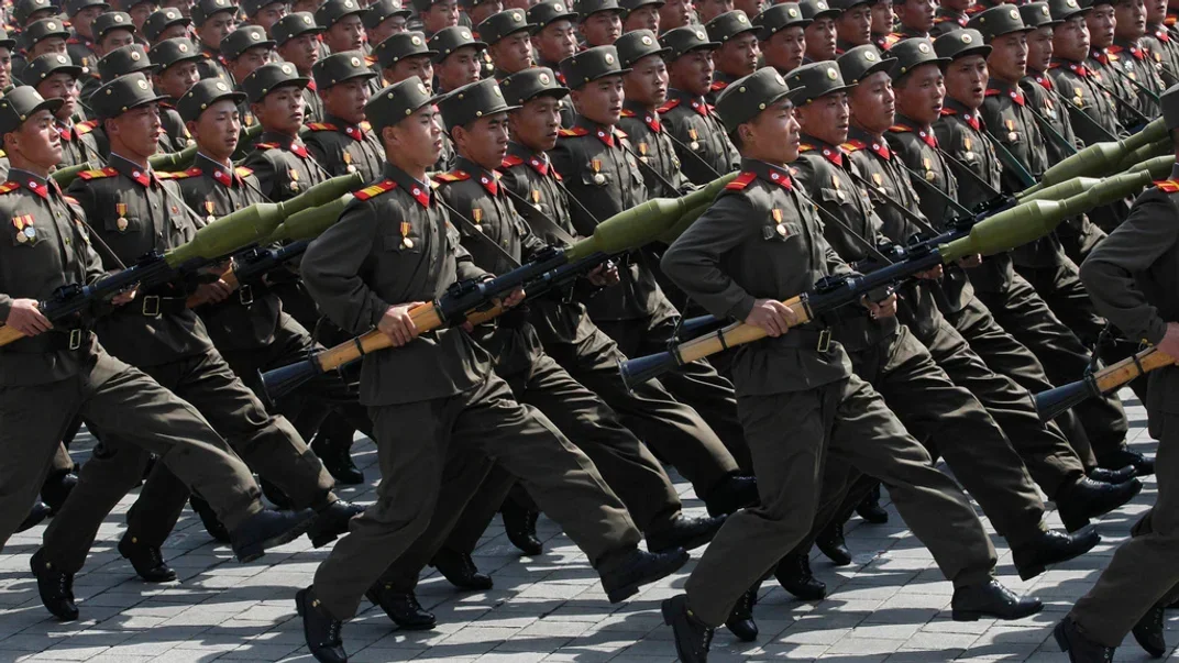 Північнокорейські солдати марширують під час масового військового параду в Пхеньяні на честь 100-річчя від дня народження засновника Північної Кореї Кім Ір Сена 15 квітня 2012 року