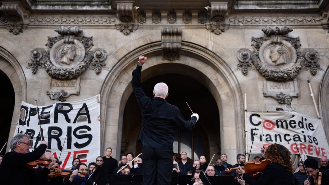 Виступ оркестру і хору Паризької опери Гарньє у підтримку протестів проти пенсійної реформи у Франції. 18 січня 2020 року.