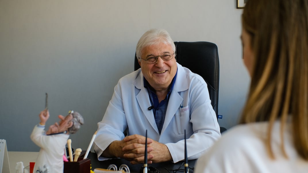 Кардіохірург Євген Сегал та журналістка hromadske Вікторія Коломієць, Київ, Центр дитячої кардіології та кардіохірургії МОЗ України, 15 липня 2025 року