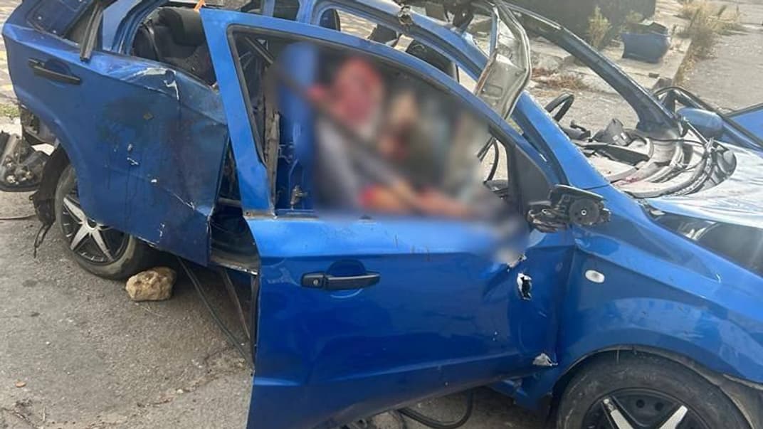 Последствия российской атаки на автомобиль с гражданскими в Бериславе Херсонской области, 13 октября 2023 года