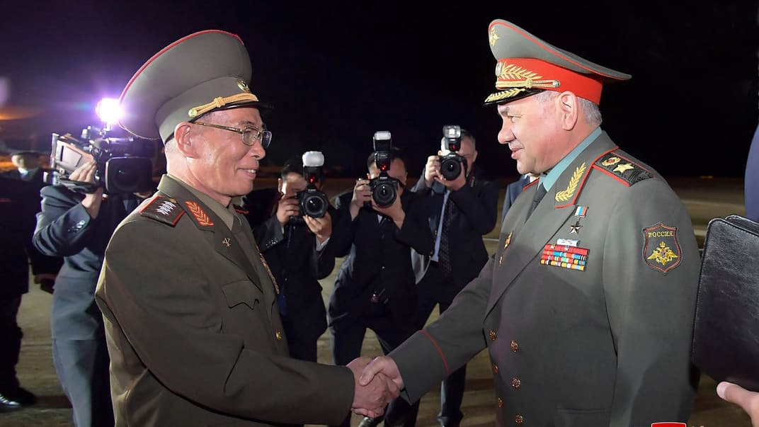 Міністр оборони росії сергій шойгу (праворуч) зустрічається з міністром оборони Північної Кореї Кан Сун Намом у міжнародному аеропорту Пхеньян, Північна Корея, 25 липня 2023 року