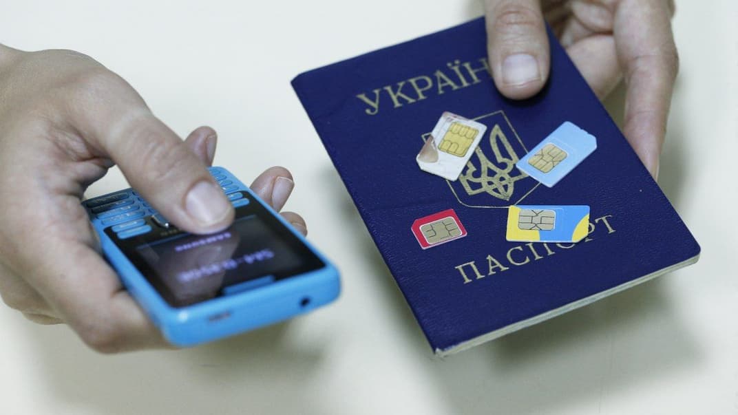 Дівчина тримає в руках паспорт громадянина України та мобільний телефон, у Києві, 9 серпня 2017 року