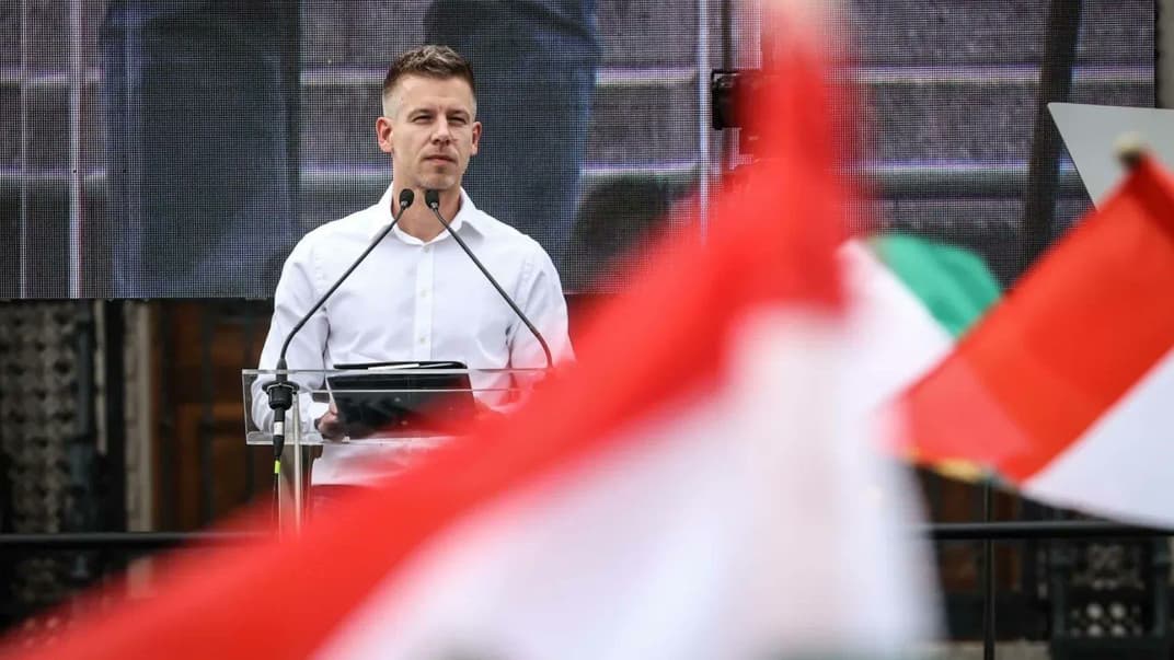 Петер Мадяр виступає під час демонстрації в Будапешті, 6 квітня 2024 року