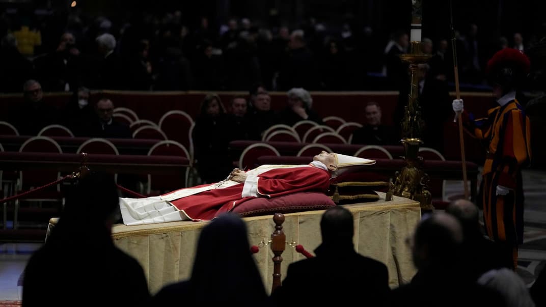 Люди смотрят на тело покойного почетного Папы Римского Бенедикта XVI, 2 января 2023 года