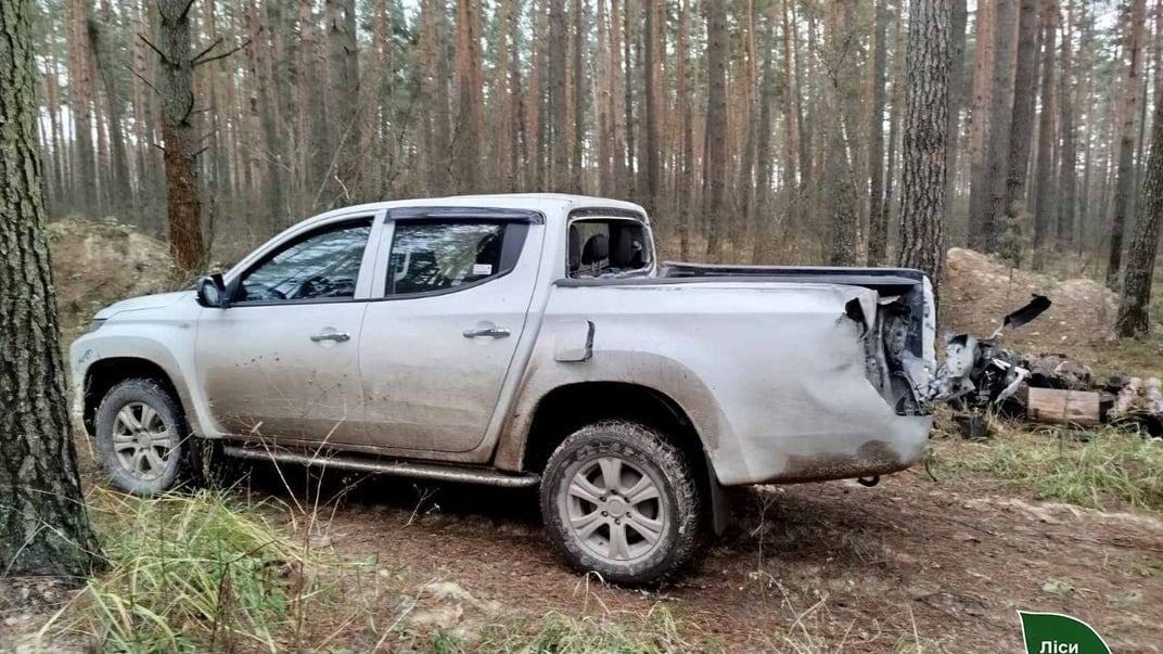 В Сумской области россияне дроном атаковали служебный автомобиль лесовода