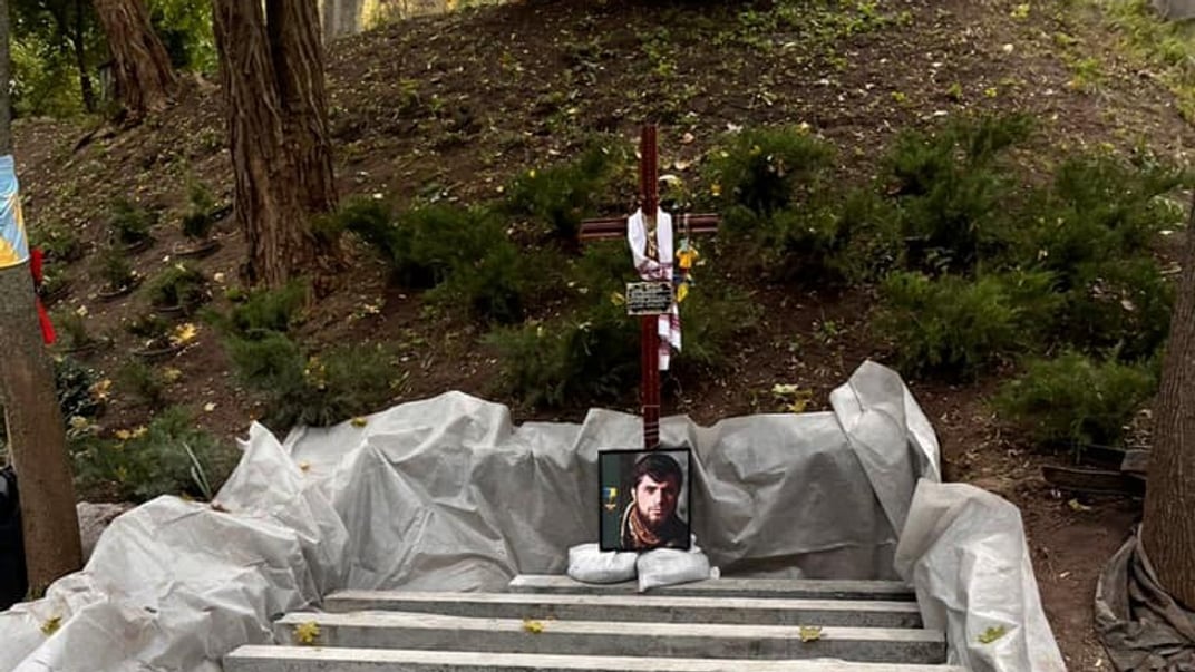 Памятный крест на могиле Дмитрия Коцюбайло (Да Винчи)