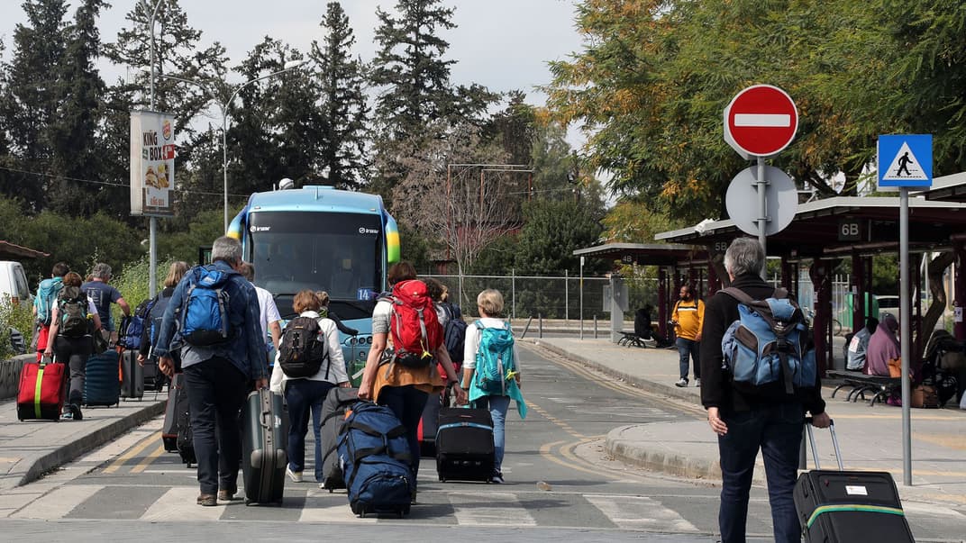 Туристи на автубосный зупинці у місті Нікозія, Кіпр, 16 березня 2020 року