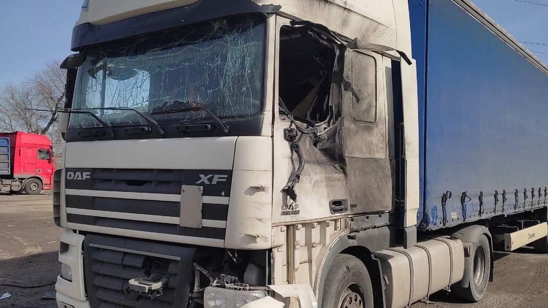 Вантажівка, яку росіяни атакували в Нікополі, 25 лютого 2024 року