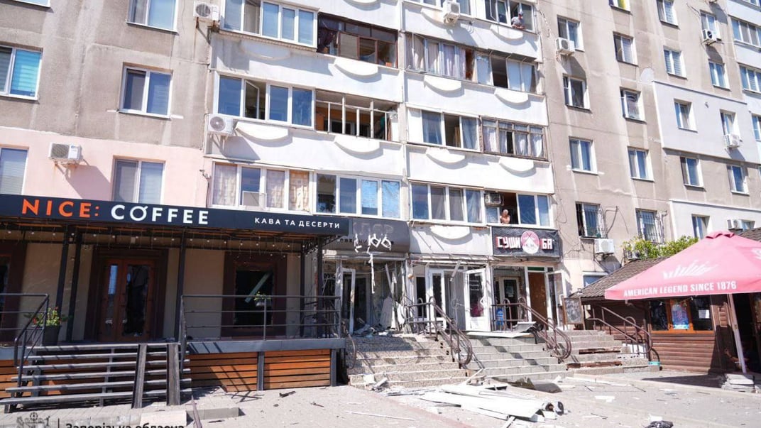 Здание, поврежденное в результате атаки на Запорожье