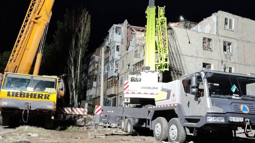 Разбор завалов в результате российского ракетного удара по Николаеву 29 июня