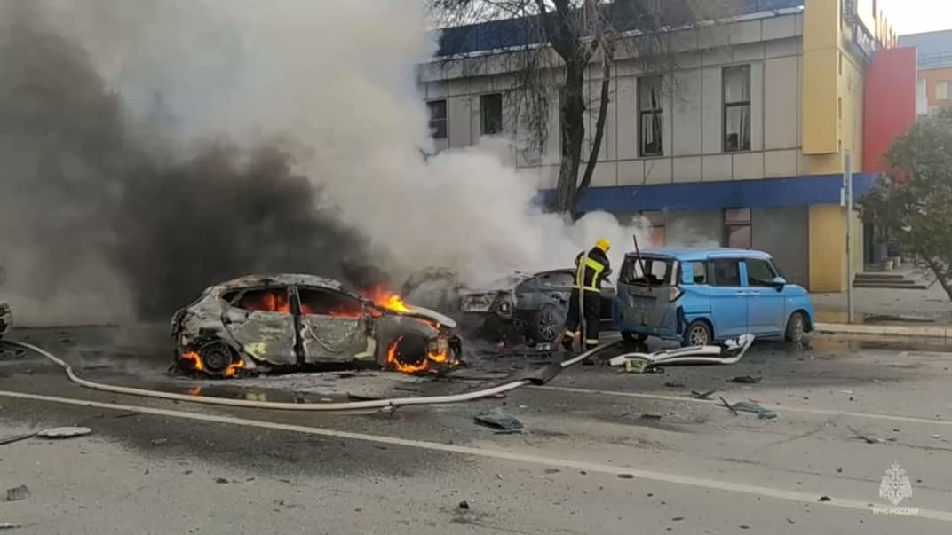 Рятувальники гасять пожежі в російському Бєлгороді після обстрілу, 30 грудня 2023 року 