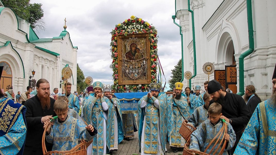 Иллюстративная фотография. Священнослужители и верующие УПЦ МП чествуют Святогорскую икону Божией Матери в Свято-Успенской Святогорской лавре Донецкой области, 30 июля 2024 года