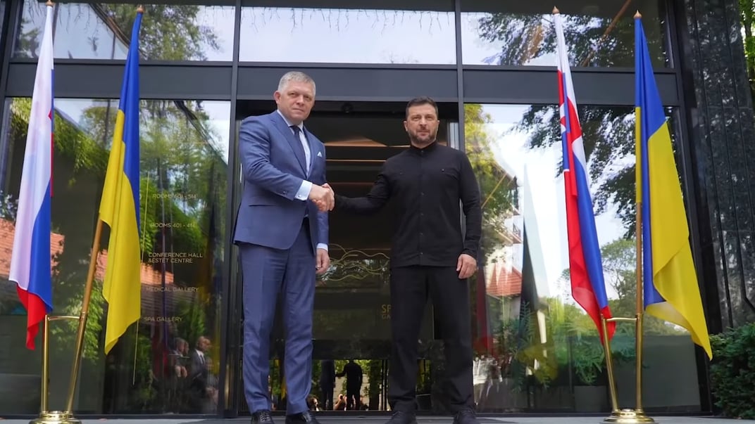 Президент Володимир Зеленський та премʼєр-міністр Словаччини Роберт Фіцо (ліворуч), Ужгород, 5 вересня 2025 року