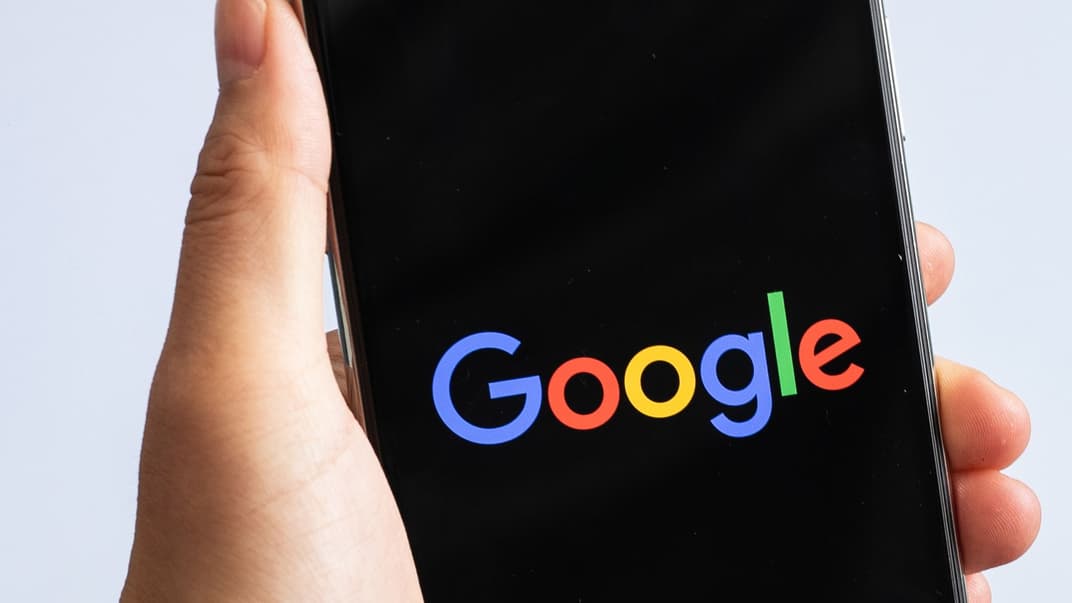 Логотип Google на екрані смартфона. Ілюстративне фото