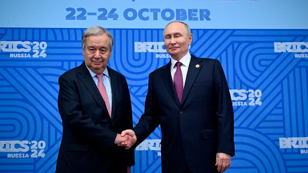 Генеральный секретарь ООН Антониу Гутерреш и лидер россии владимир путин во время их двусторонней встречи на полях саммита БРИКС в Казани, 24 октября 2024 года