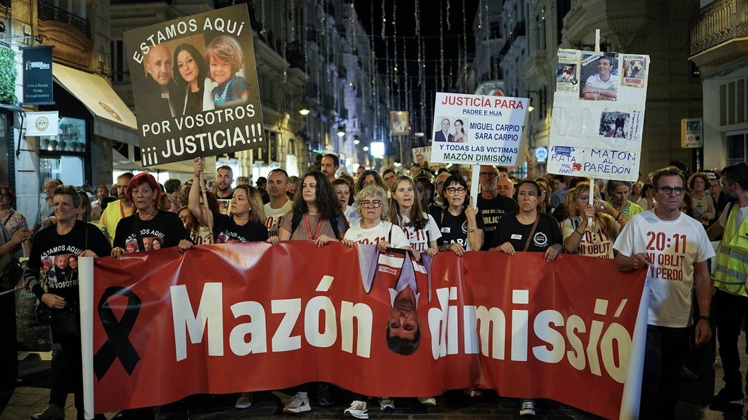 Демонстранти, які вимагають покарання для влади, тримають фотографії родичів, які загинули унаслідок повені