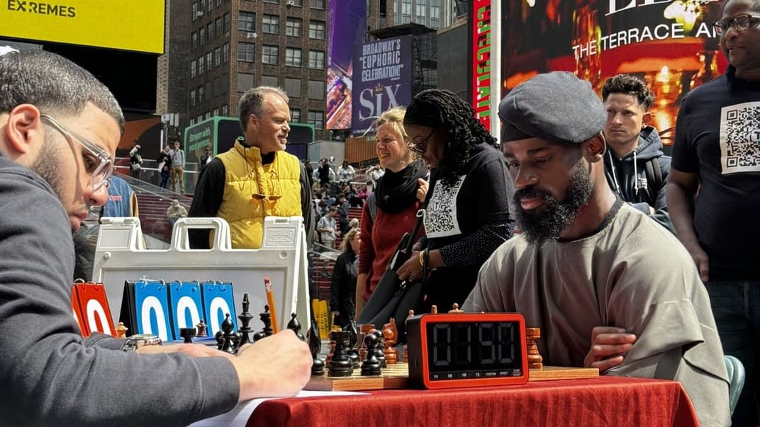 Тунде Онакойя (праворуч) та дійсний чемпіон США з шахів Шона Мартінеса