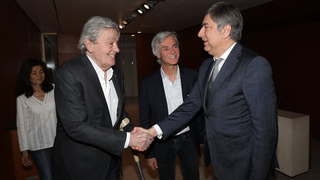 Ален Делон (ліворуч) тисне руку послу України у Франції Вадиму Омельченку. Ілюстративне фото