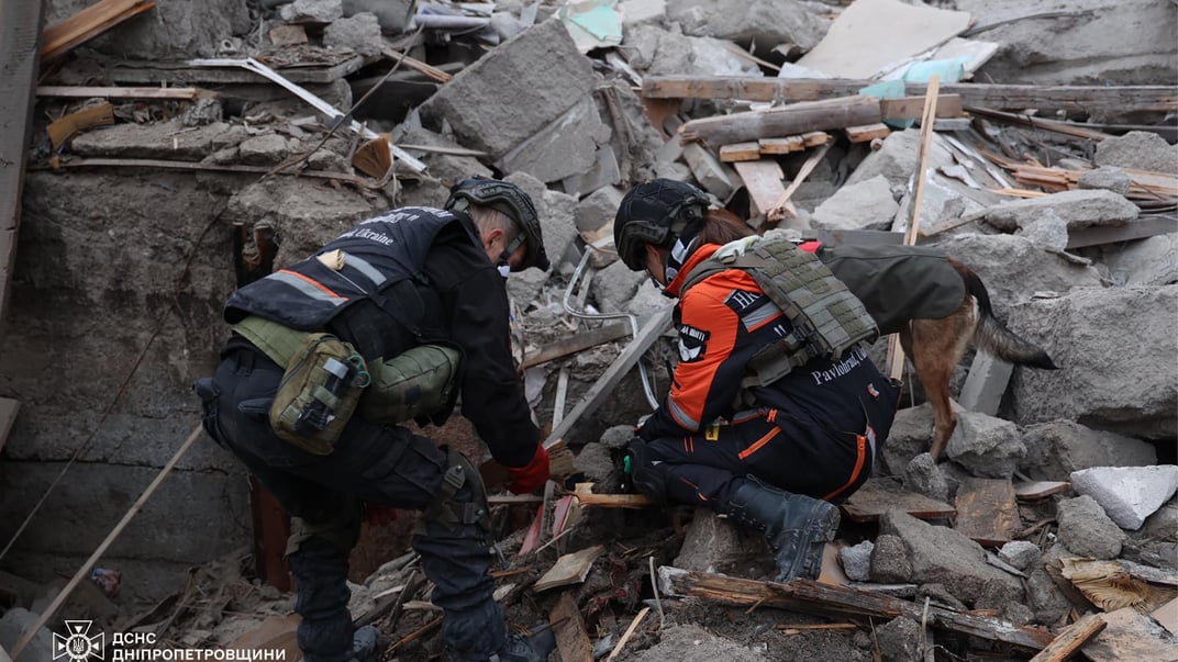 Спасатели работают на месте завалов в Днепре после российской атаки, 26 октября 2024 года