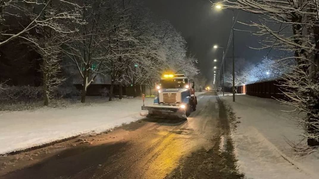 Иллюстративное фото. Спецтехника расчищает улицы от снега, Киев, 9-10 января 2022 года