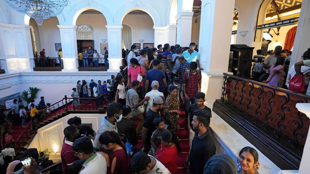 Протестувальники оглядають резиденцію президента Шрі-Ланки в Коломбо, 10 липня 2022 року